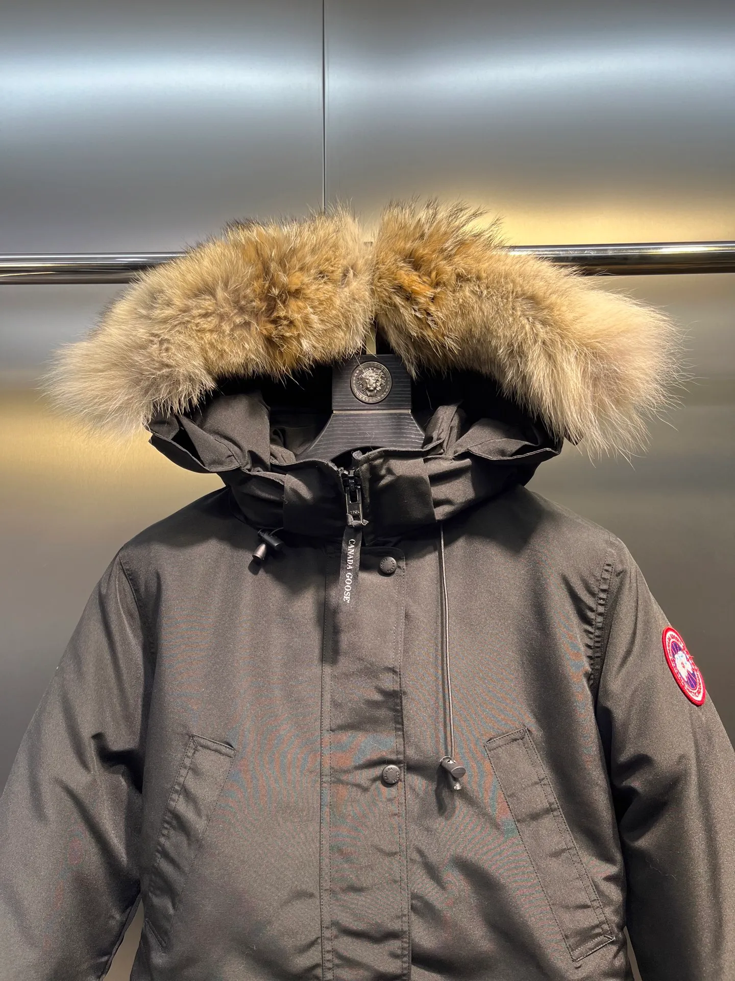 P840 Canada goose🌟 Canada Goose 07 models All in stock, 6 colors, I will never stop stocking this winter All original factory customization All details strictly required have been corrected since the beginning of this year Detachable fur collar! The workmanship and wiring are very straight! A big goose is enough for a winter. Size: 1. 90% white duck down from a conscientious manufacturer (some people brag about their own goose down, please search it on your own. Goose down is warmer and less fluffy than duck down, so good down jackets are all white duck down. There is no such thing as white goose down) 2. Upgraded fabrics with moderate hardness, waterproof, windproof and anti-fouling (Arctic Tech fabrics imported from South Korea are not comparable to fabrics dyed by some small workshops) 3. YKK No. 10 authentic zippers (Japanese customized YKK zipper, silky smooth, not stuck, officially designated) 4. Western Canadian wolf hair (Wolf hair is divided into eastern, central, and western. Western wolf hair is light in color, dense, and has good thermal insulation effect. It is the genuine Canada Goose grade) Let’s analyze and explain some details of the production 1. First, sew the liner and then fill it with down (some small factories and small workshops first fill it with down and then sew) Why? The technology is not up to par and the hardware conditions are not enough! ! ! For this step alone, we need to spend more time and money. 2. Filling the inner tank with down. We are all down filling machines to ensure that the down weight of each pill is the same. There is a video (small factory, small workshop is stuffed by hand). Why? The hardware conditions are not enough. A machine costs more than 100,000 yuan. Small factories simply cannot buy it. This means that the weight of the down in each liner cannot be guaranteed, and the warmth of high-end down jackets cannot be guaranteed. 3. For the needles of the sewing machine, we all use the top-notch No. 7 needles (small factories all use No. 10 needles). The finer the needle, the finer the needle eye, which reduces the risk of velvet and velvet running. 4. Wolf fur collar We are all spliced in whole or in large pieces (small factories mostly use broken pieces) The warmth retention of wolf fur is very good, but the splicing of scraps cannot guarantee the warmth. Color: Black, white, gray camouflage, sci-fi blue camouflage, green camouflage, sky blue, dark blue, cool gray, red. Professional Canada goose producers, we are enough this winter! We would like to sincerely thank everyone who buys our down jackets!  size：xs-xl